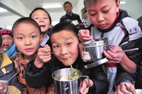 湖南教育廳官員：3元營養(yǎng)補(bǔ)學(xué)生只吃到2.25元